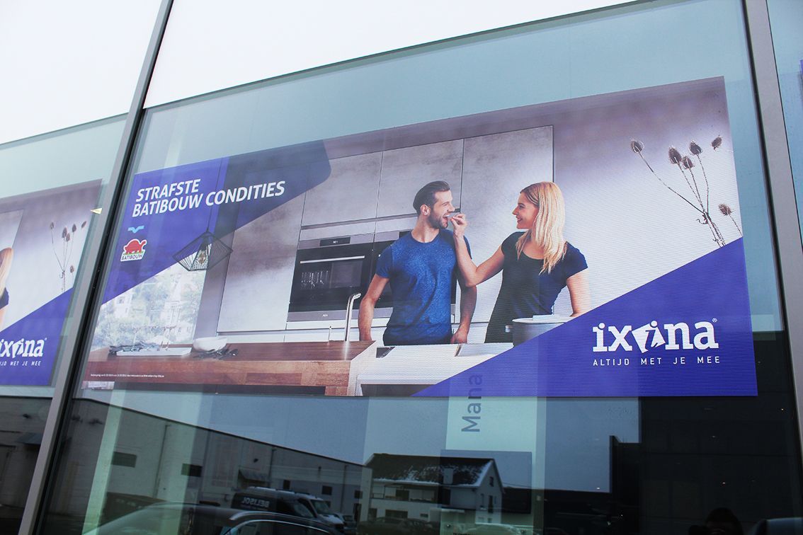 Voorbeeld van raamfolie en visuele branding op glas