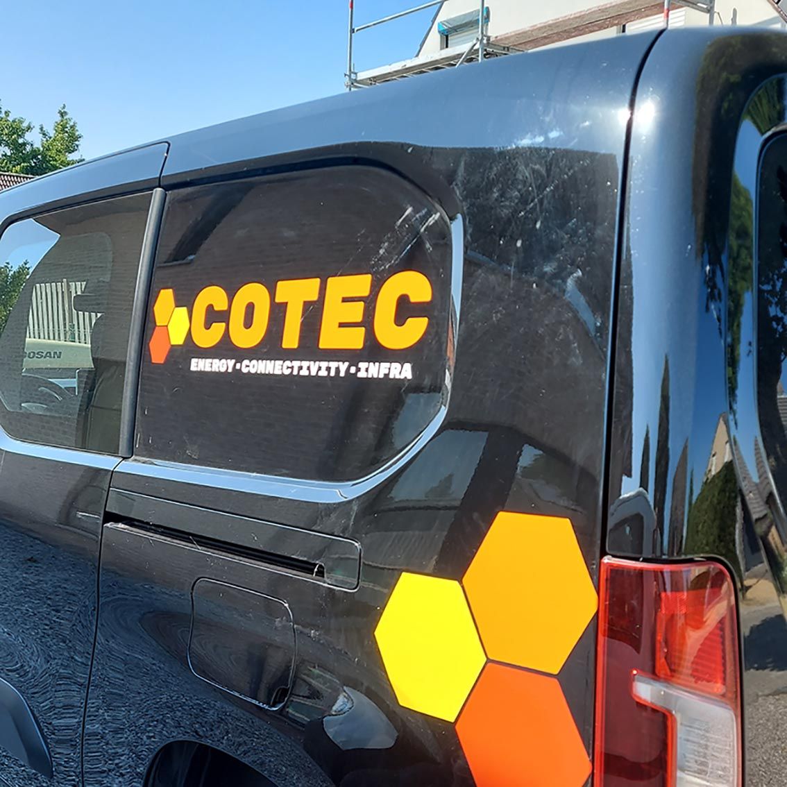 Voorbeeld van professionele voertuigbestickering op een bedrijfswagen